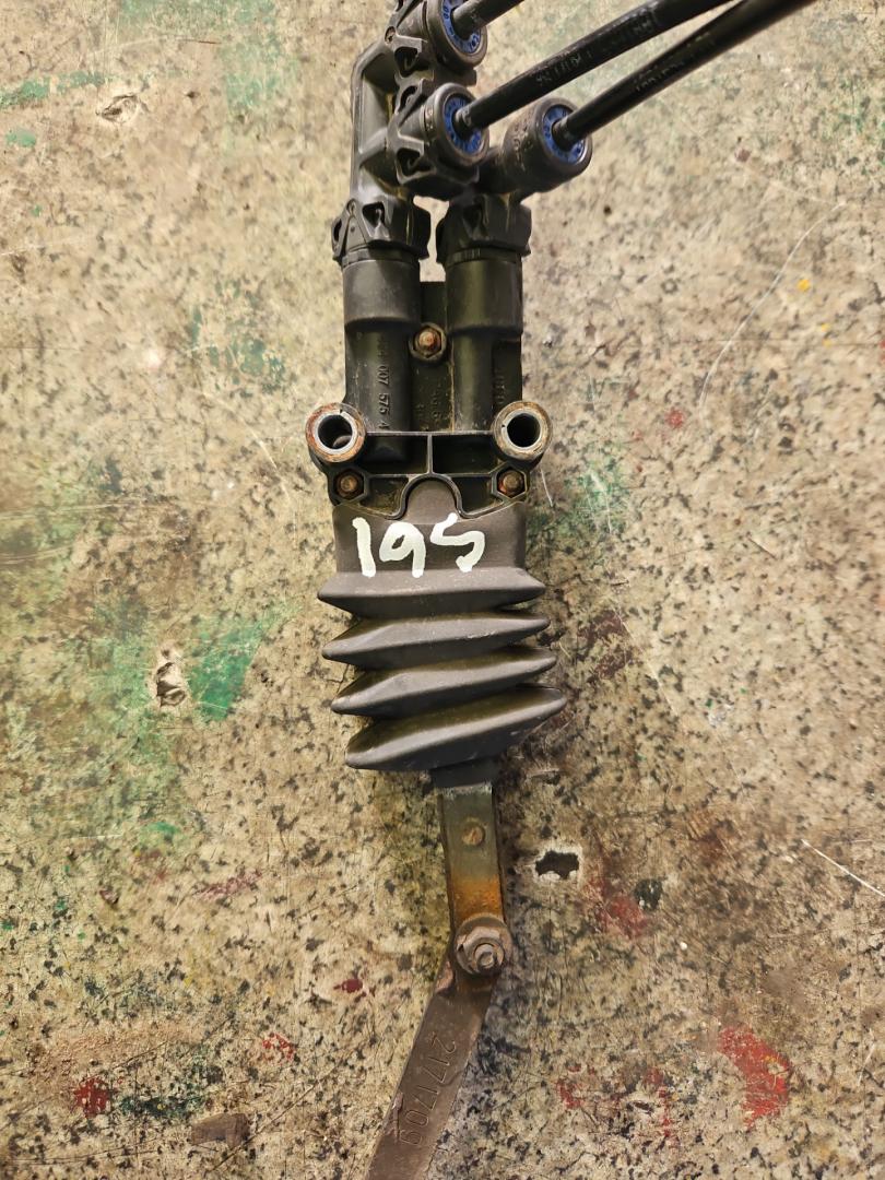 кран уровня подвески Scania G 2 поколение 2013, 12.7 л., DC 13.112, дизель, красный, правый руль, 2756140, 2093357 - фото №1