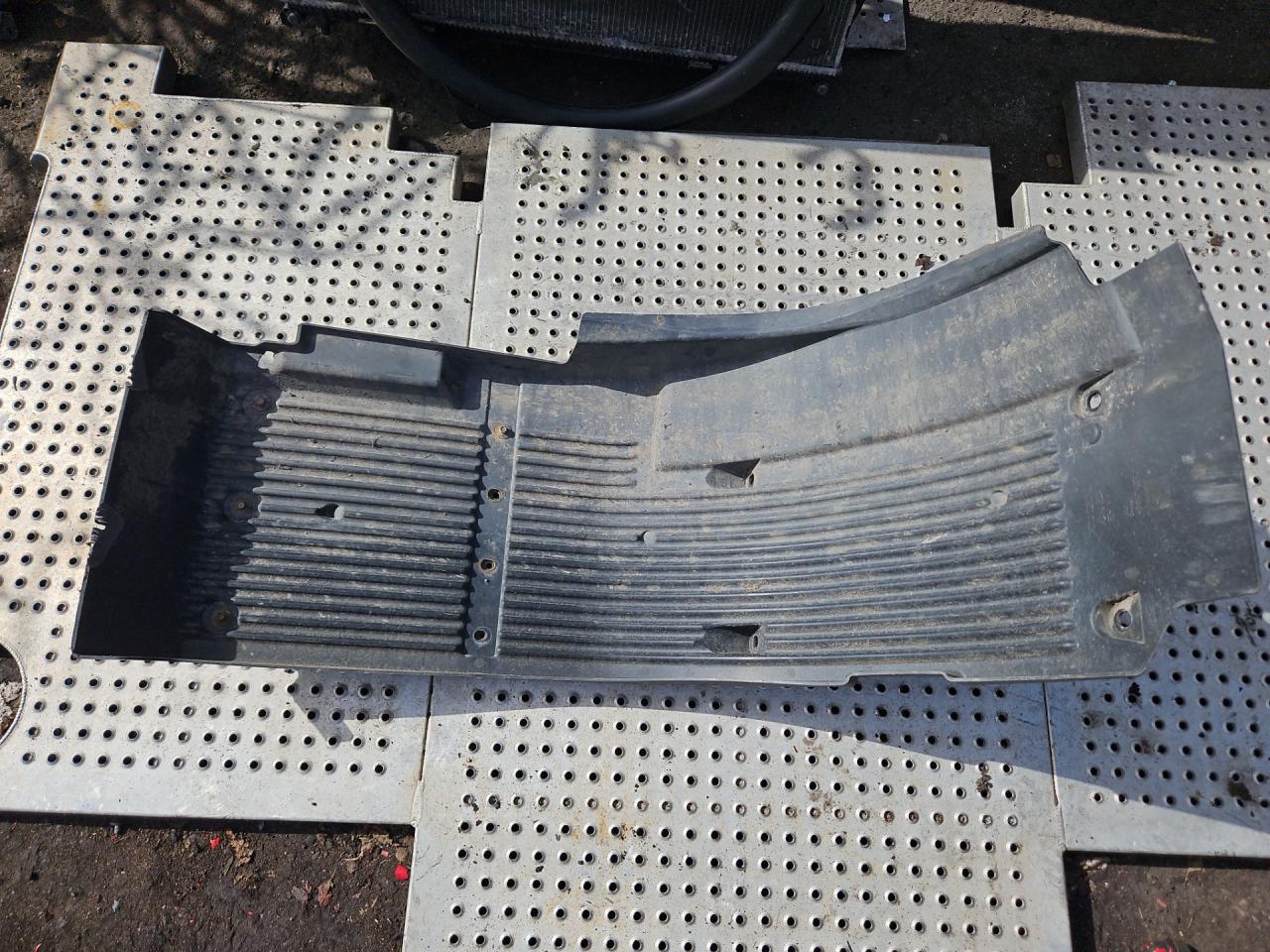 защита арок (подкрылок) Volvo FH 3 поколение 2013, 12.8 л., D13C500, дизель, АКПП, белый, правый руль, 82271846, 82141524, 84228536 - фото №1