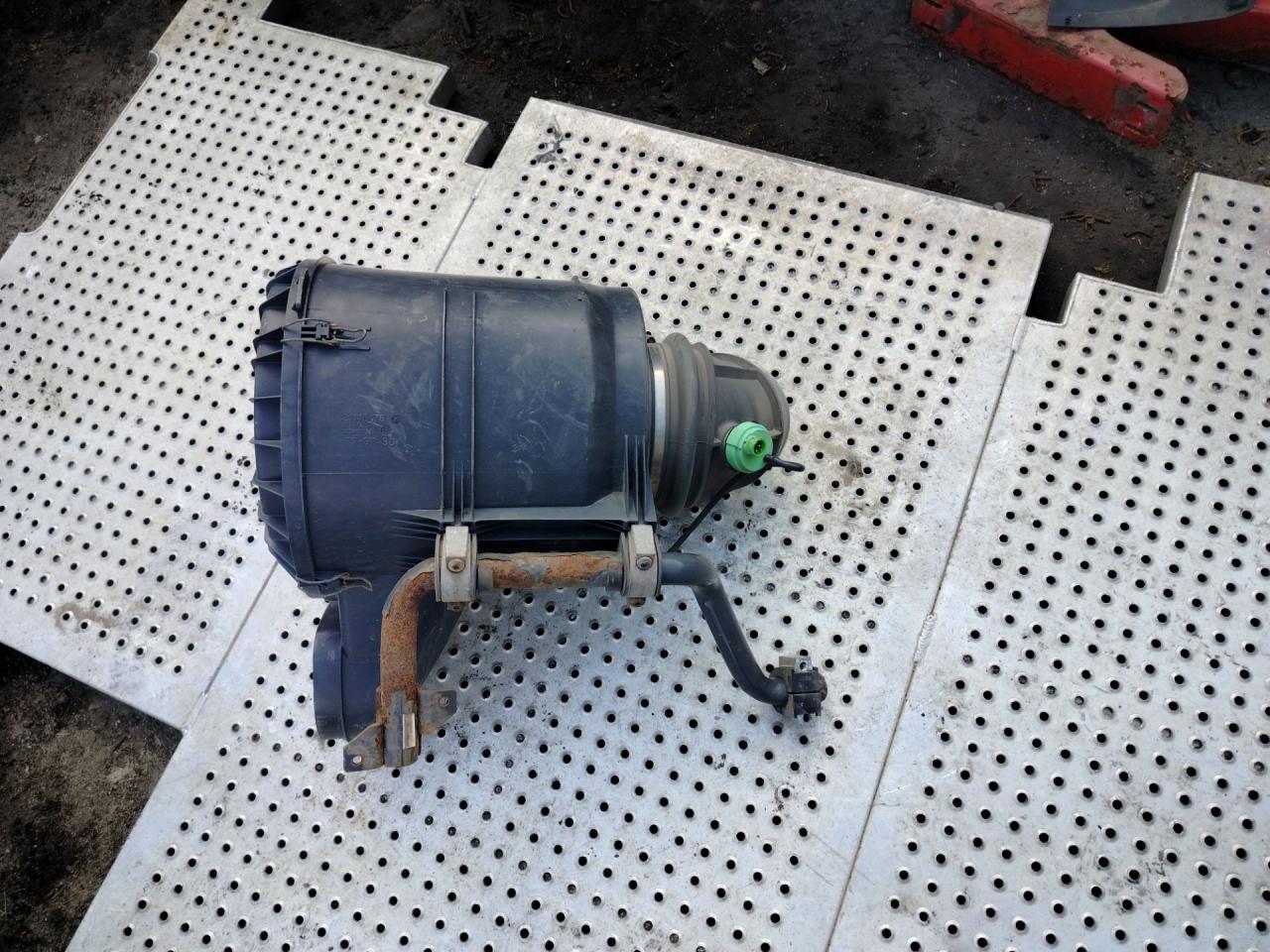 корпус воздушного фильтра Volvo FH 3 поколение 2013, 12.8 л., D13C460, дизель, АКПП, белый, правый руль, 21115476, 20560843, 21115481, 21115482, 21253201, 22085985 - фото №1