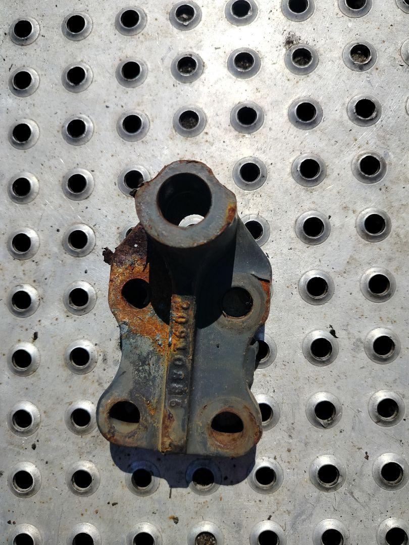 крепление амортизатора Volvo FH 3 поколение 2014, АКПП, белый, правый руль, 20910886 - фото №1