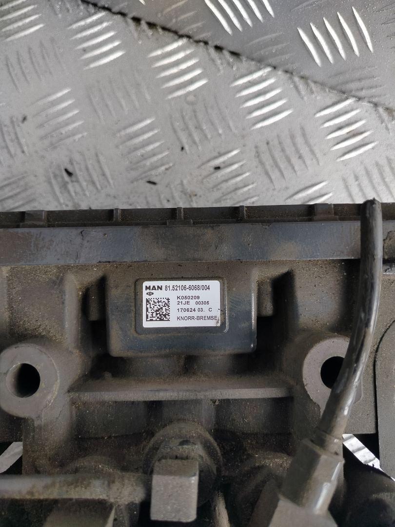 кран модулятор EBS MAN TGX 1 поколение 2017, 12.4 л., D 2676 LF 52, дизель, АКПП, белый, правый руль, 81521066068, 81521069068, K050209N04, K050209, K050209N50 - фото №1