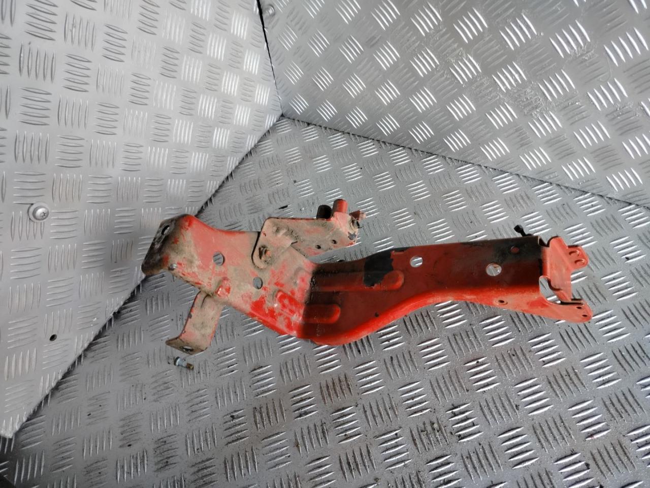 крепление фары правой Volvo FH 3 поколение 2013, 12.8 л., D13C500, дизель, АКПП, белый, правый руль, 82931124, 84058023, 82285617 - фото №1