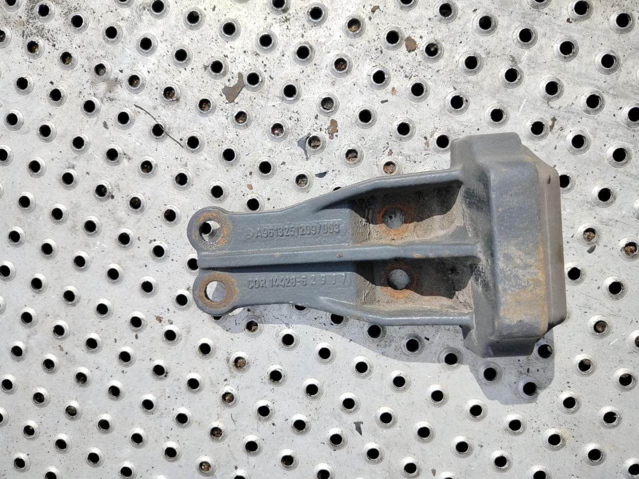 отбойник рессоры Mercedes-Benz Actros 4 поколение (MP4) 2017, om471.926, дизель, МКПП, белый, правый руль, A9613251209 - фото №1