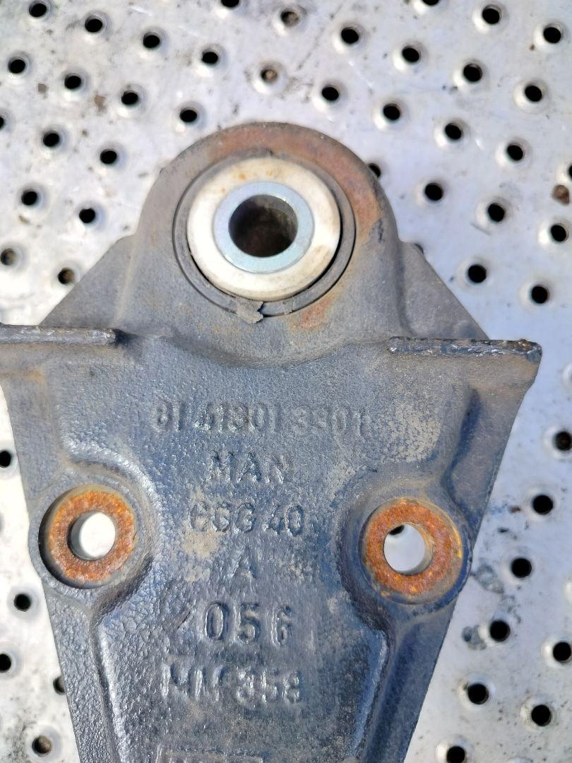 кронштейн рессоры MAN TGS 1 поколение 2017, 12.4 л., D 2676 LF 51, дизель, АКПП, белый, правый руль, 81413013301 - фото №1