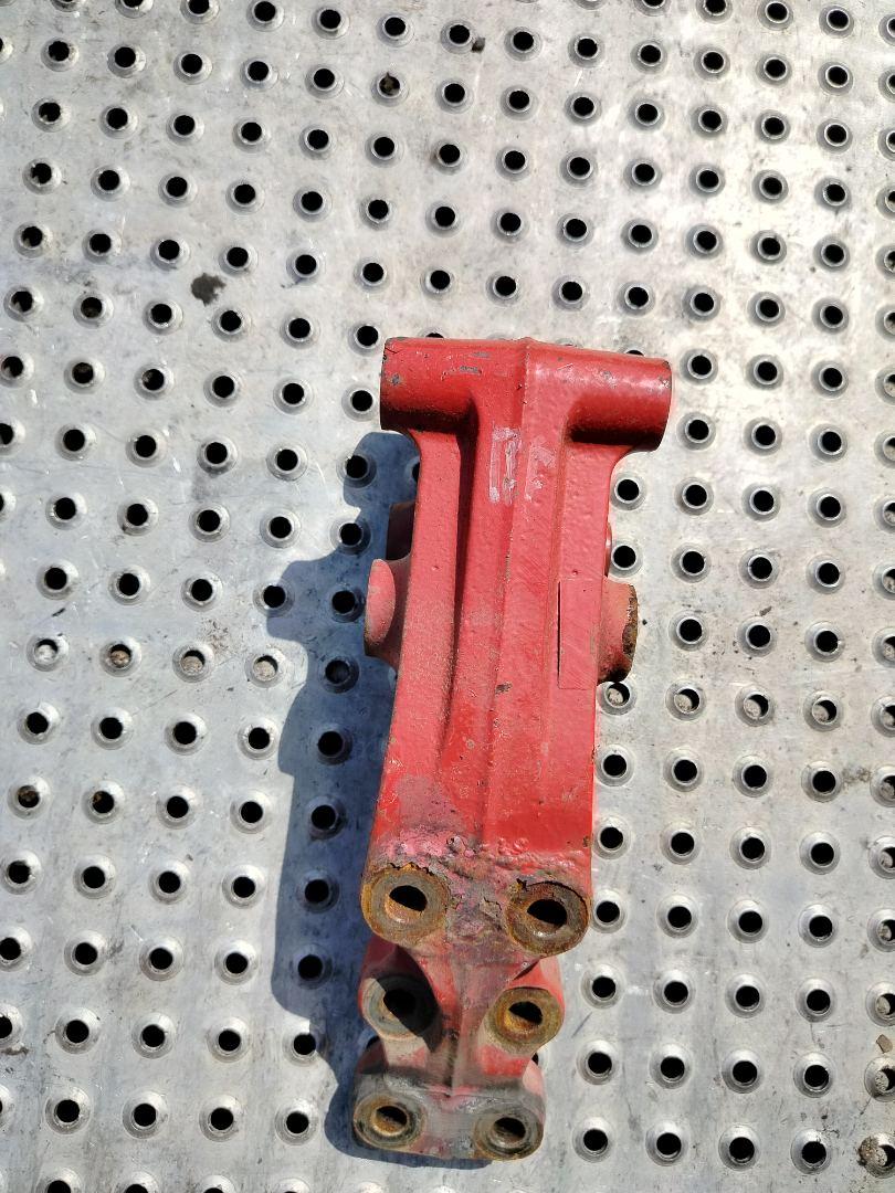 кронштейн кабины Volvo FH 3 поколение 2013, 12.8 л., D13C460, дизель, АКПП, красный, правый руль, 21647361 - фото №1