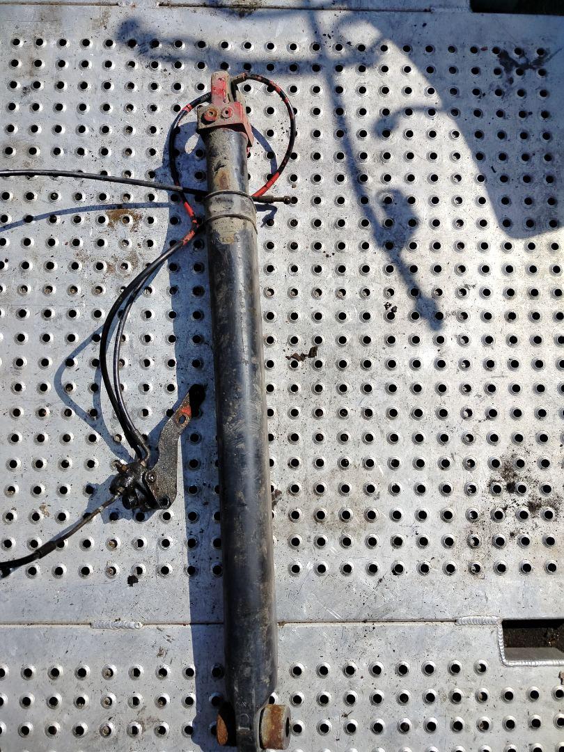 цилиндр подъёма кабины Volvo FH 3 поколение 2013, 12.8 л., D13C460, дизель, АКПП, красный, правый руль, 22070283, 22928427, 23679505, 1287098 - фото №1