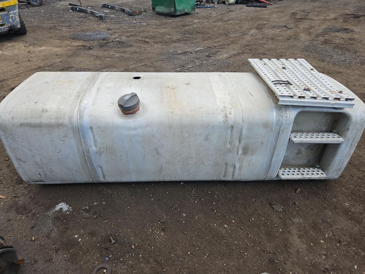 бак топливный MAN TGA 1 поколение 2006, серебристый, грузовик, 81122015706, 81122015672, 81122015612 - фото №1