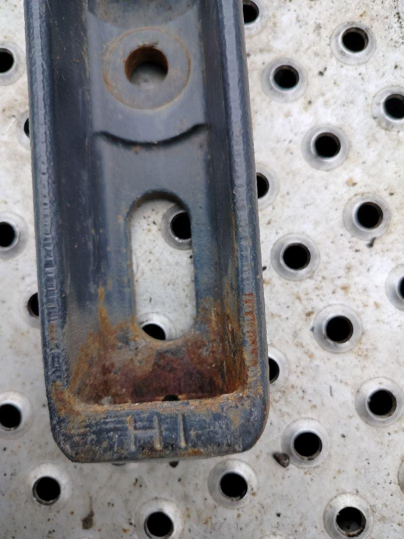 кронштейн глушителя Mercedes-Benz Actros 4 поколение (MP4) 2014, 12.8 л., OM 471.900, дизель, белый, правый руль, A9604910916, A9604912115 - фото №1