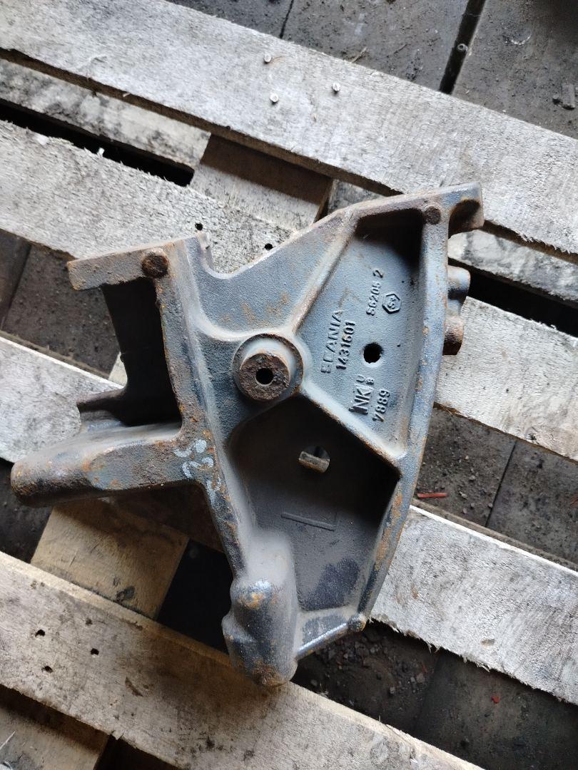 Крепление бампера переднего Scania P 3 поколение 2012, 12.7 л., DC 13.05, дизель, голубой, грузовик, 1431601 - фото №1