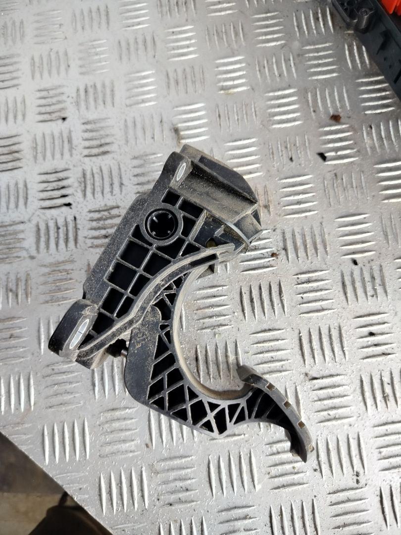 педаль Volvo FH 3 поколение 2013, 12.8 л., D13C460, дизель, АКПП, белый, правый руль, 82849300 - фото №1