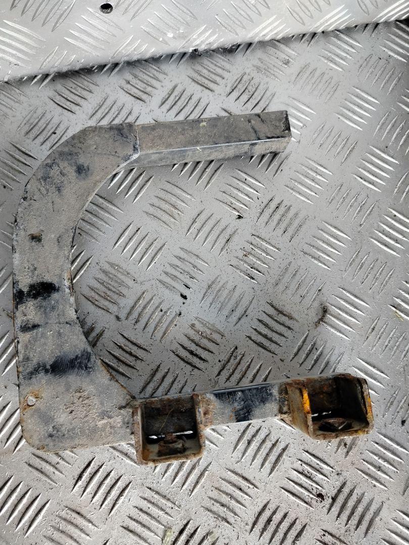 крепление ( кронштейн ) крыла Volvo FH 3 поколение 2013, 12.8 л., D13C460, дизель, АКПП, белый, правый руль, 82373920 - фото №1