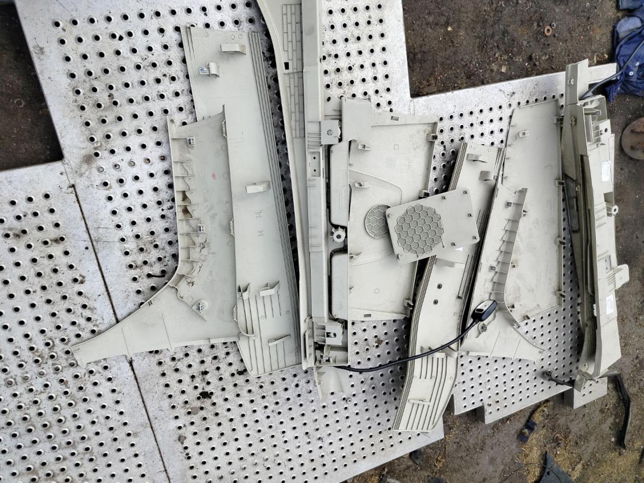 обшивка салона Volvo FH 3 поколение 2013, 12.8 л., D13C460, дизель, АКПП, белый, правый руль, 84006499, 82859683, 84006498, 82269335, 82269343, 84077289, 82871534, 82269340, 82871533, 82211656, 82211658, 84077291, 84005204, 82332540 - фото №1