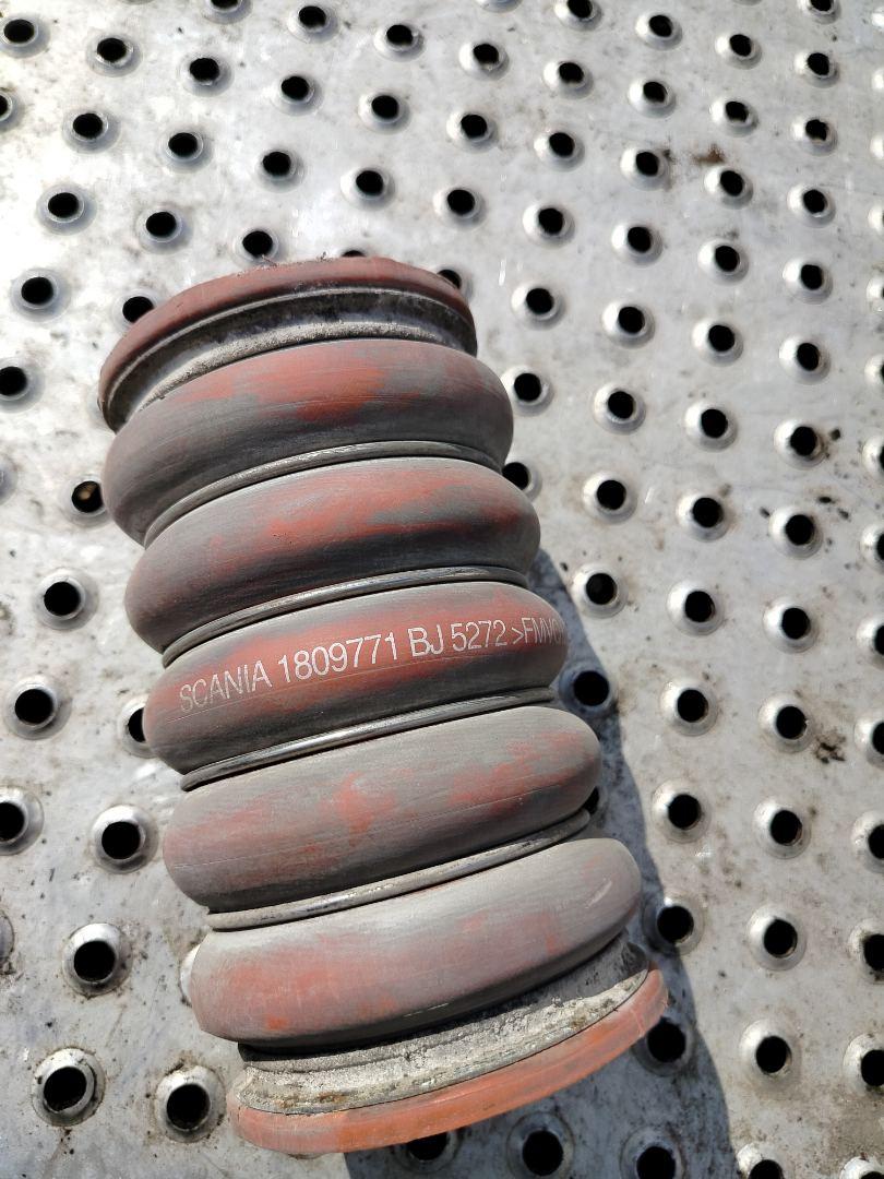 патрубок интеркулера Scania R 3 поколение 2012, 11.7 л., DC 12.15, дизель, МКПП, красный, правый руль, 1401696, 1358202, 1442579, 1522010, 1522011, 1794725, 1809771 - фото №1
