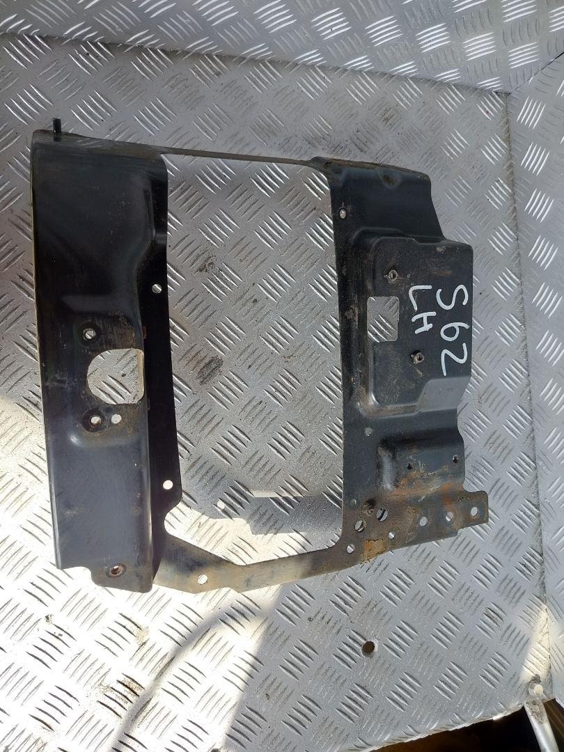 крепление фары левой Scania R 3 поколение 2012, 11.7 л., DC 12.15, дизель, МКПП, красный, правый руль, 2227578, 2124019, 1932223, 1853354 - фото №1