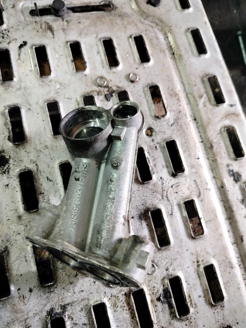 масляная трубка MAN TGX 1 поколение 2018, 12.4 л., D 2676 LF 51, дизель, АКПП, белый, правый руль, 51054403008 - фото №1