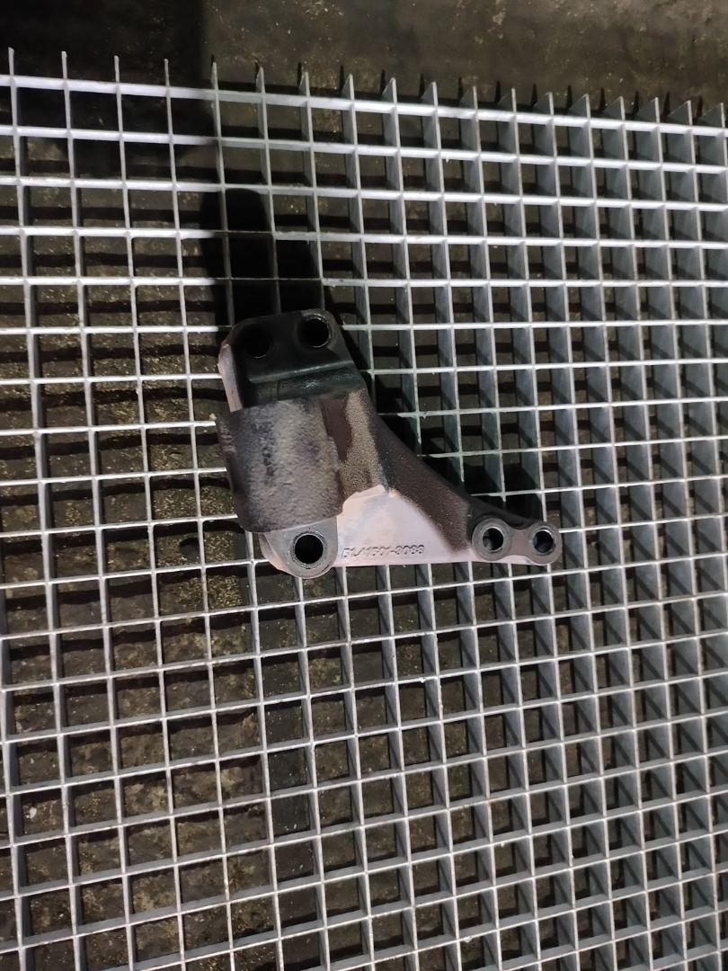 кронштейн двигателя MAN TGX 1 поколение 2018, 12.4 л., D 2676 LF 51, дизель, АКПП, белый, правый руль, 51415013088 - фото №1