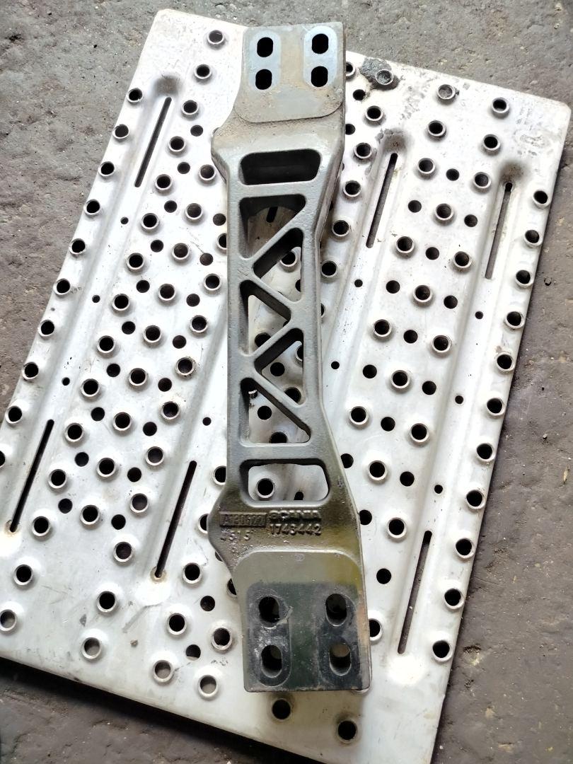 кронштейн КПП Scania G 2 поколение 2010, 12.7 л., DC 13.05, дизель, красный, грузовик, 1743442 - фото №1