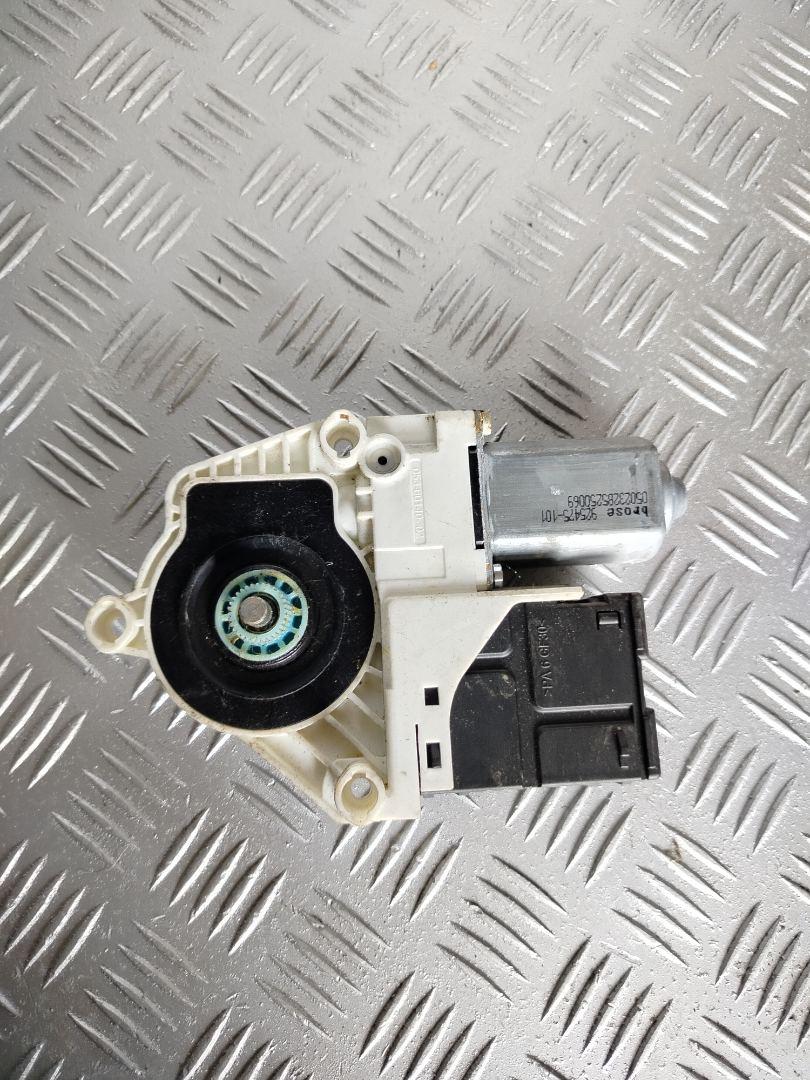 моторчик стеклоподъемника Volvo FH 3 поколение 2013, 12.8 л., D13C500, дизель, АКПП, белый, правый руль, 84062949 - фото №1