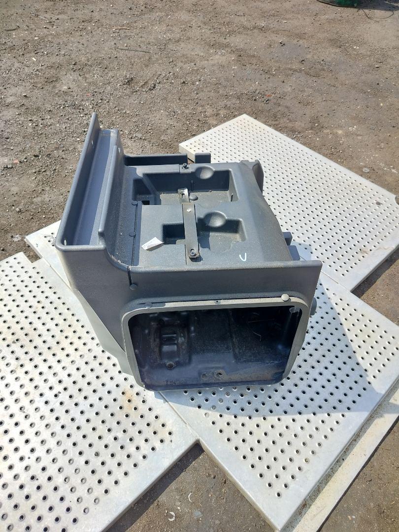 ящик под инструменты MAN TGX 1 поколение 2017, 12.4 л., D 2676 LF 52, дизель, АКПП, белый, правый руль, 81669126200, 81669126190, 81669126263, 81669126280 - фото №1