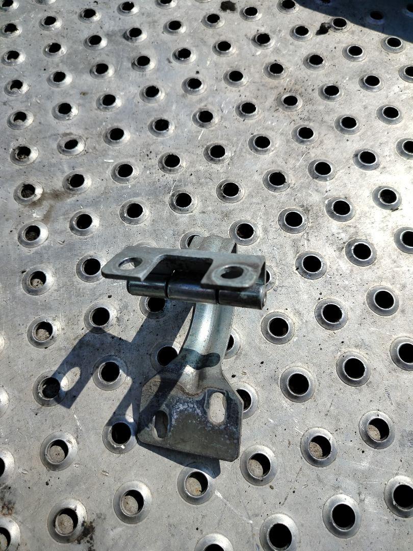 петля бардачка MAN TGX 1 поколение 2017, 12.4 л., D 2676 LF 52, дизель, АКПП, белый, правый руль, 81972010332, 81972010304, 81972010301 - фото №1