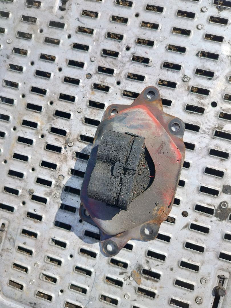 подушка крепления двигателя Volvo FH 3 поколение 2013, 12.8 л., D13C500, дизель, АКПП, белый, правый руль, 21416525 - фото №1