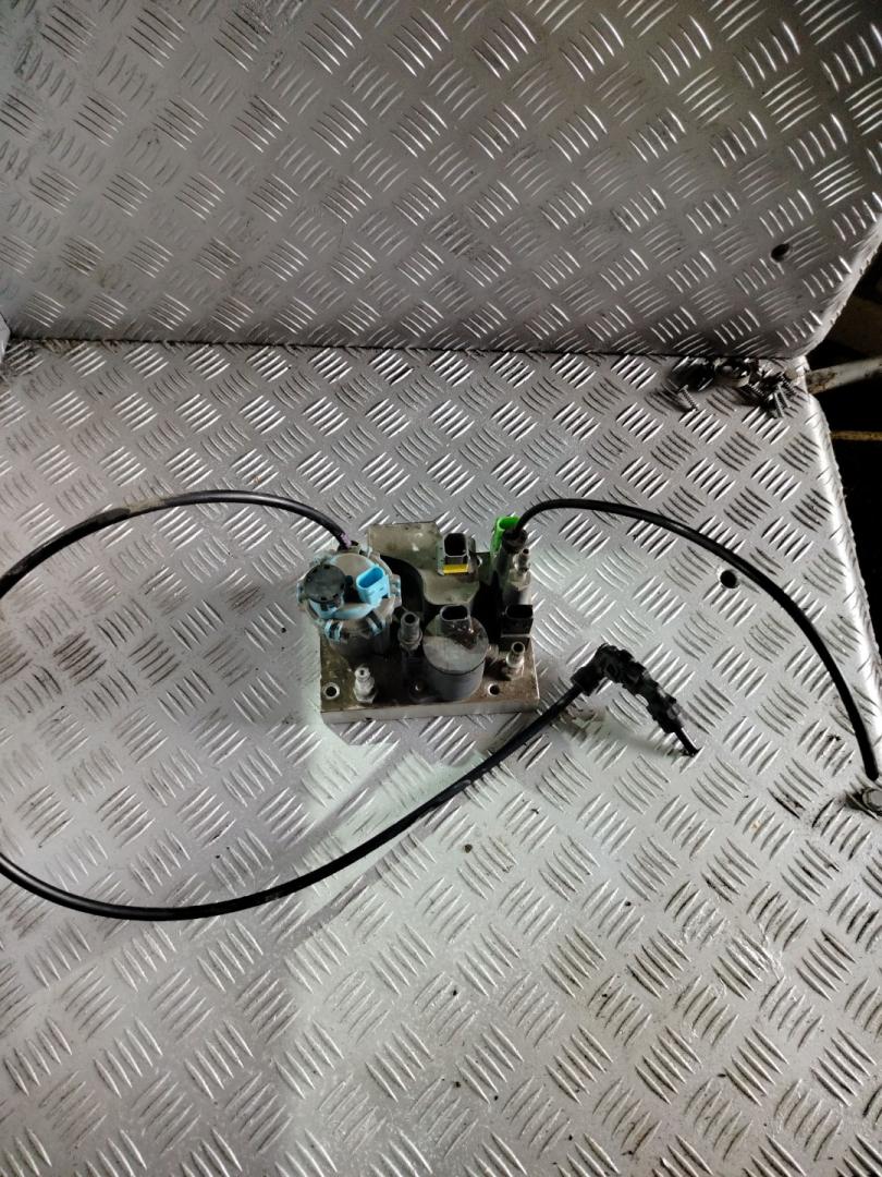 насос AdBlue Volvo FH 3 поколение 2014, 12.8 л., D13K500, дизель, белый, правый руль, 22209517, 85020666, 85021199, 85022215, 22610216, 22924489, 23387865, 22608244 - фото №1