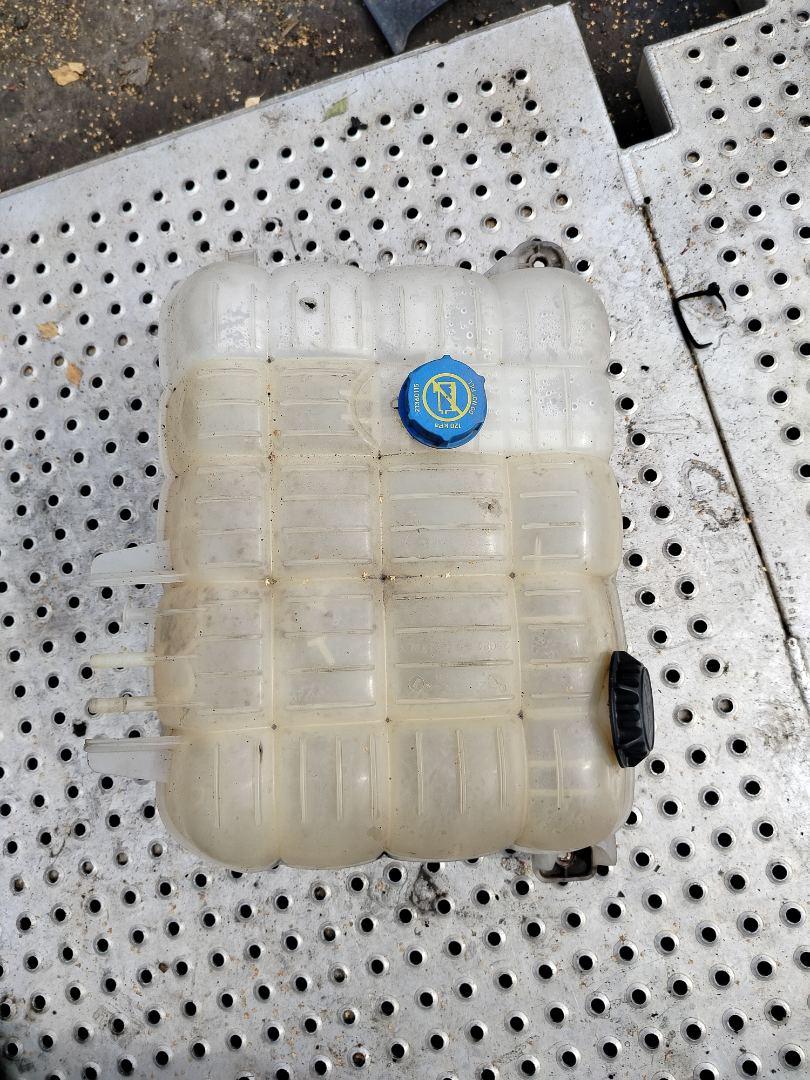 бачок расширительный Volvo FH 3 поколение 2014, 12.8 л., D13K500, дизель, белый, правый руль, 21271982, 21884469, 21883433, 22430043, 22821826 - фото №1