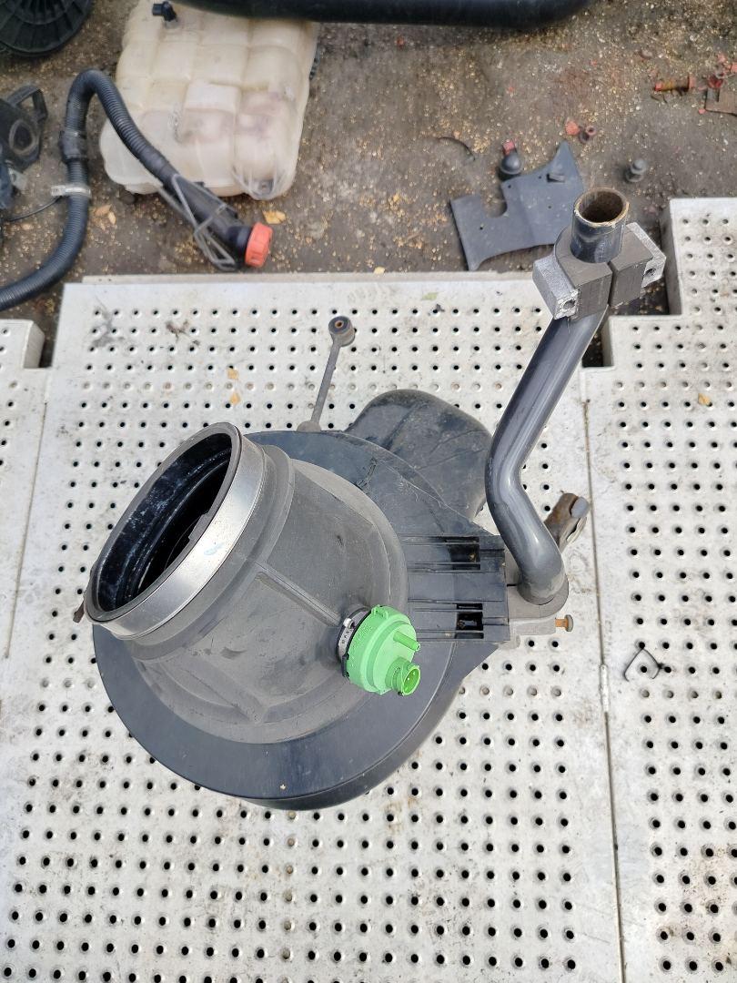 корпус воздушного фильтра Volvo FH 3 поколение 2014, 12.8 л., D13K500, дизель, белый, правый руль, 21115476, 20560843, 21115481, 21115482, 21253201, 22085985 - фото №1