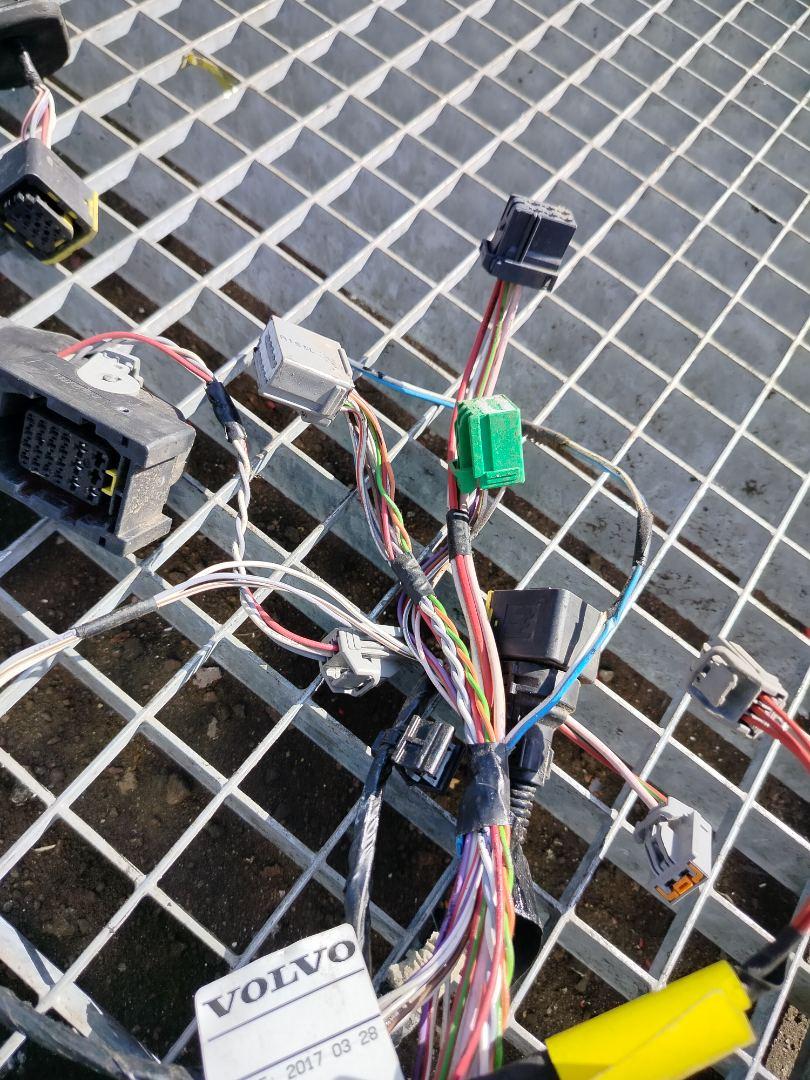 дверная проводка Volvo FH 3 поколение 2013, 12.8 л., D13C460, дизель, АКПП, белый, правый руль, 22935541, 21237138, 21852608 - фото №1