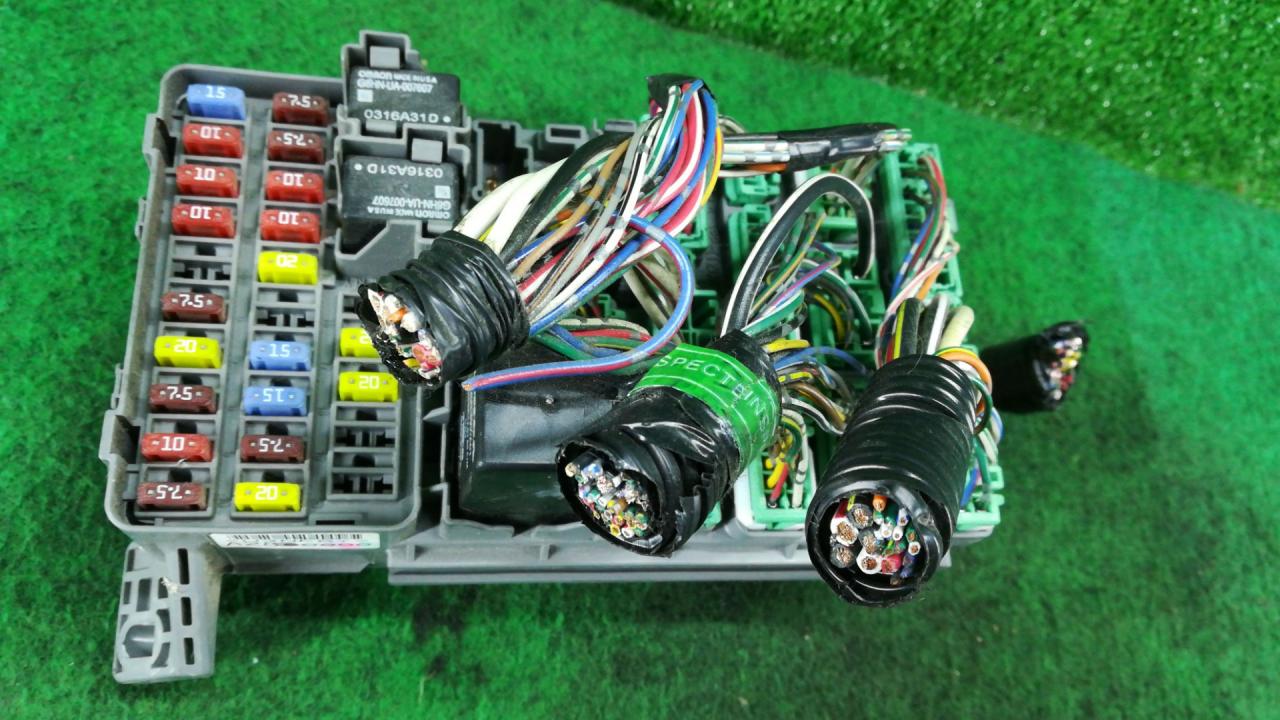 блок предохранителей Honda Element 1 поколение 2006, 2.4 л., i-VTEC, K24A4, бензин, АКПП, оранжевый, хетчбэк 5 дв., полный привод, U3NF6Y - фото №1
