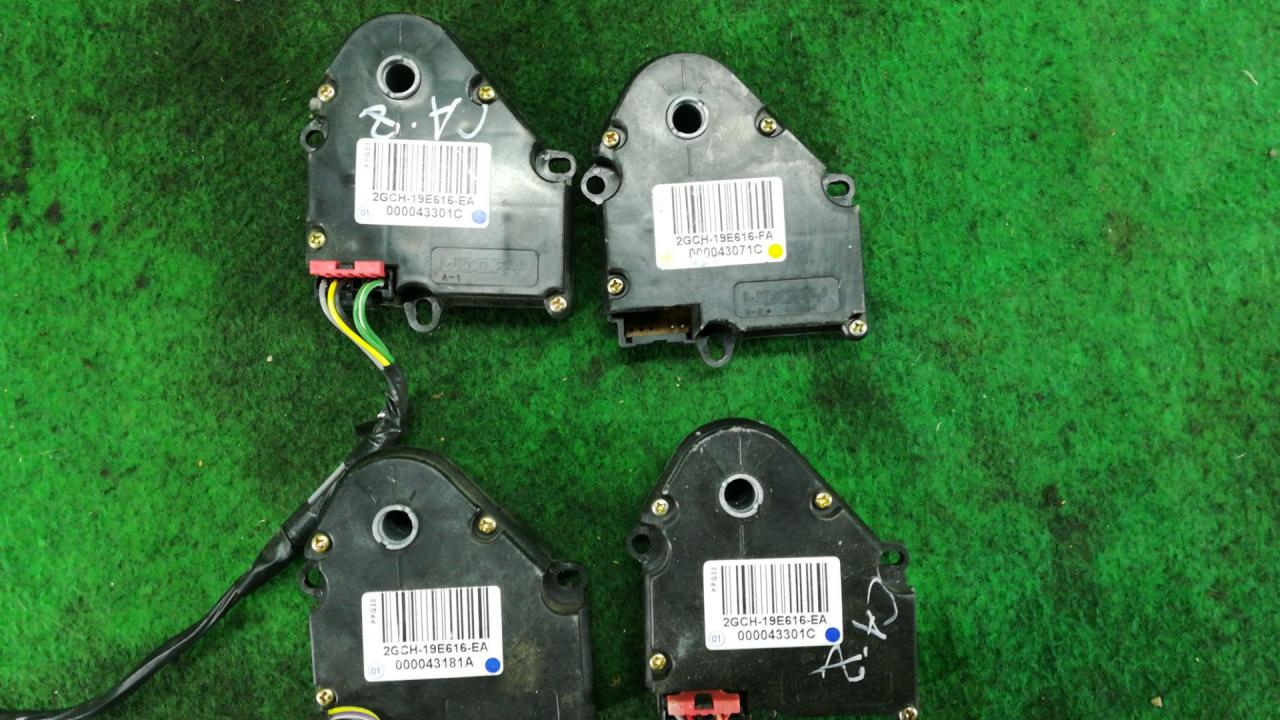 моторчик заслонки печки Chevrolet Equinox 1 поколение 2005, 3.4 л., бензин, АКПП, хетчбэк 5 дв., полный привод, 2GCH19E616EA - фото №1