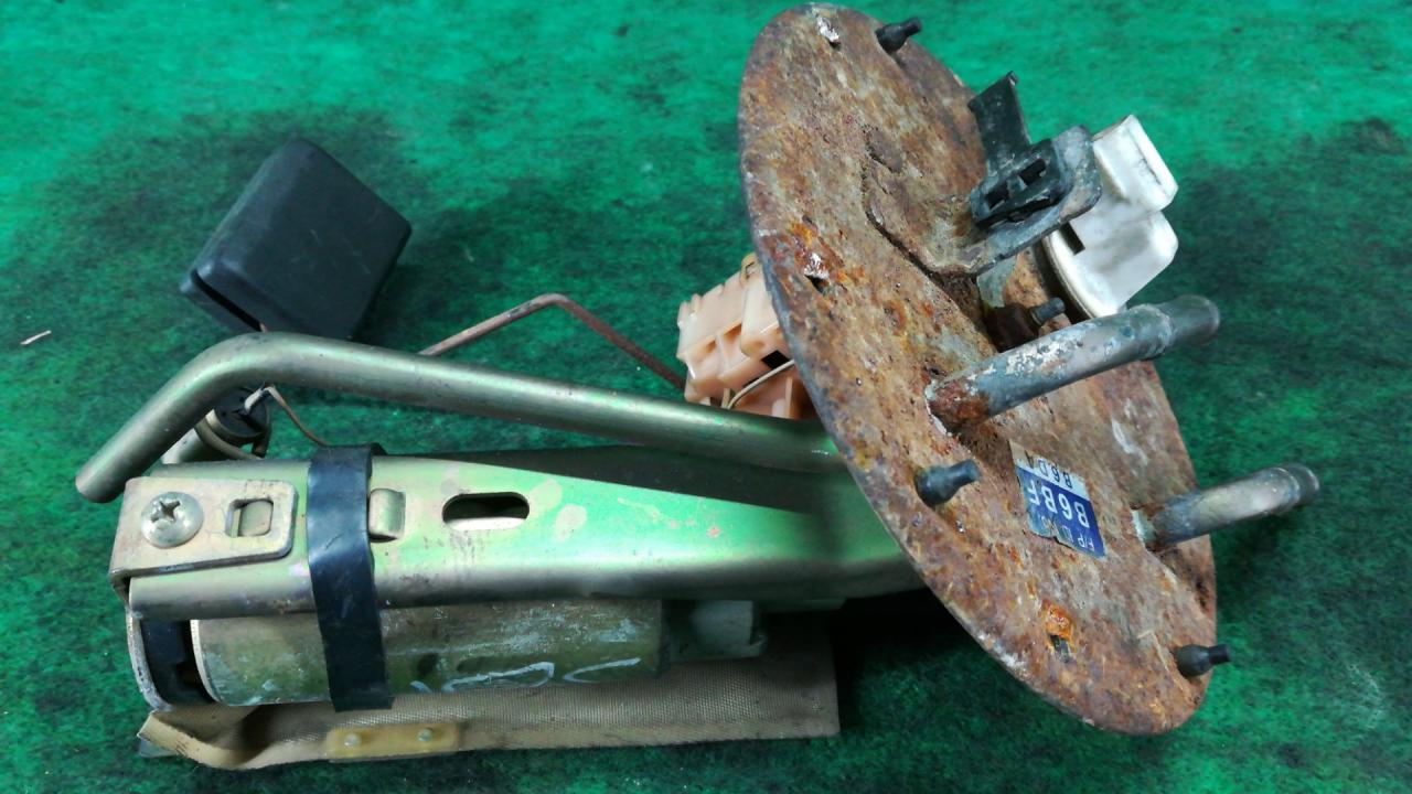 насос топливный Mazda 323 5 поколение (1994 - 1998) - фото №1