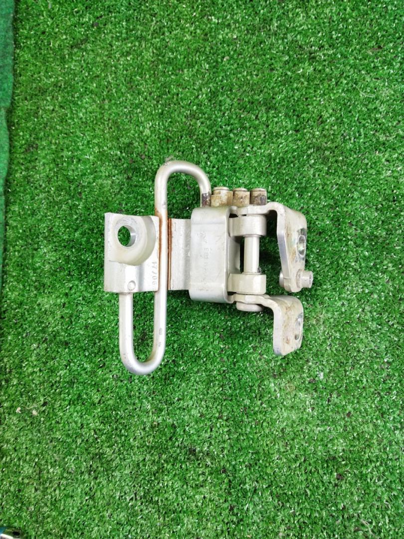 петля двери Volkswagen Golf 5 поколение 2007 - фото №1