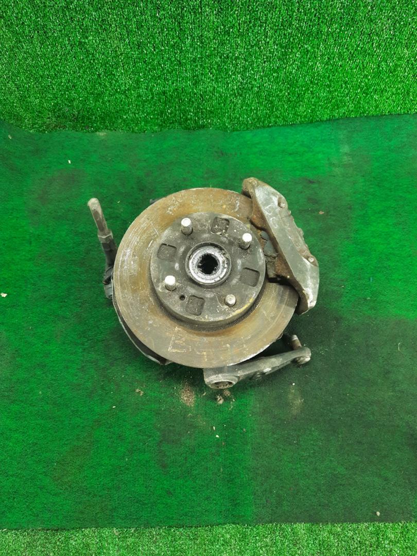 кулак поворотный правый Mazda 323 4 поколение 1993 - фото №1