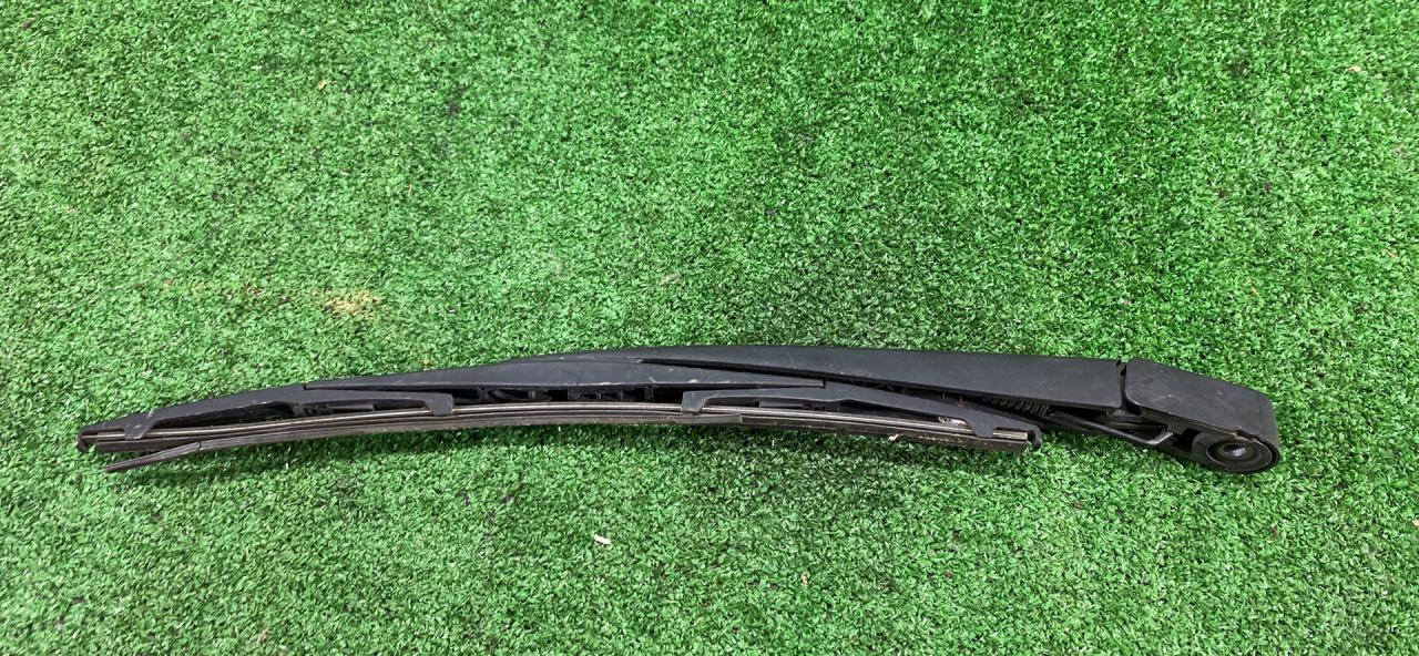 щеткодержатель задний Great Wall Hover H5 1 поколение 2012, 2.0 л., дизель, АКПП, черный, внедорожник 5 дв., правый руль - фото №1