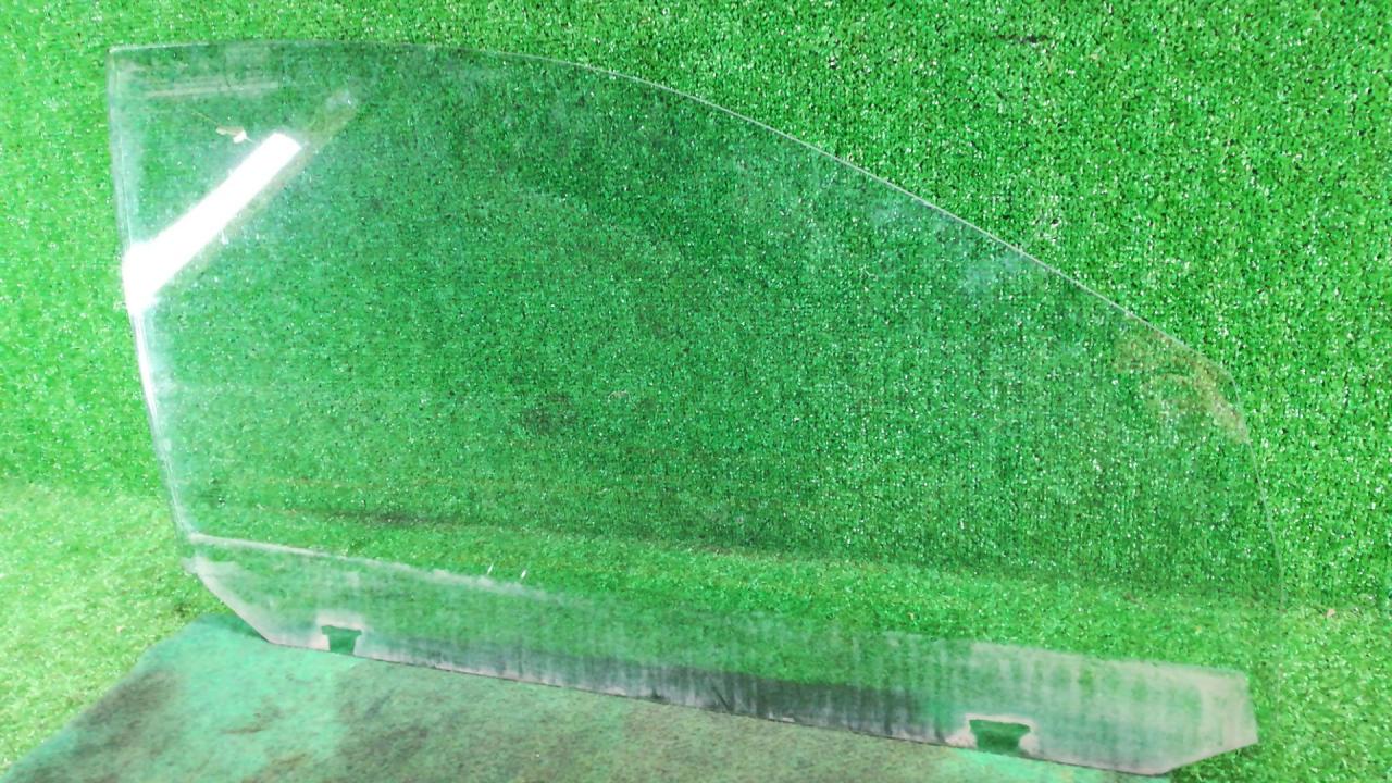 стекло двери передней правой Volkswagen Golf 5 поколение 2009, 1.4 л., CAXA, бензин, АКПП, серебристый, универсал, правый руль - фото №1