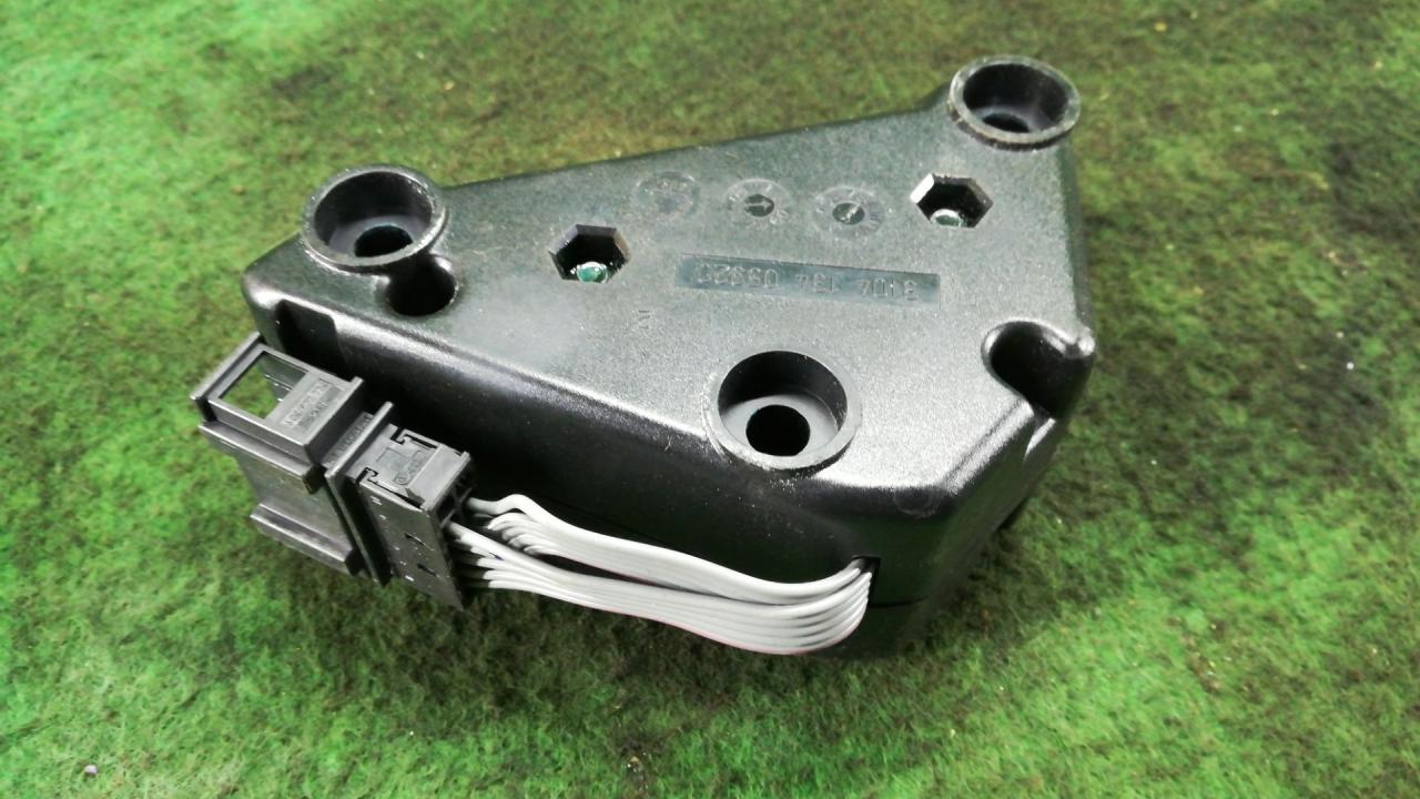 модуль управления двери Volkswagen Golf 5 поколение 2009, 1.4 л., CAXA, бензин, АКПП, серебристый, универсал, правый руль - фото №1