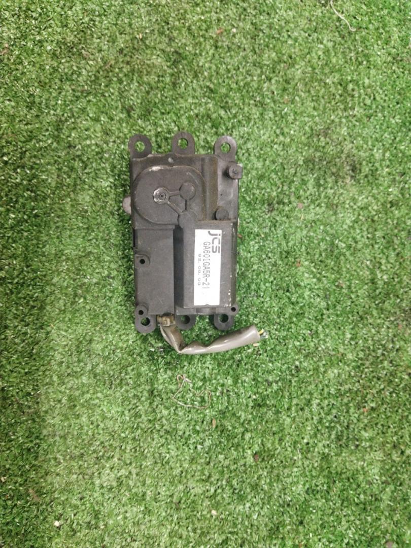 моторчик заслонки печки Mazda 626 GE 1993, 2.0 л., дизель, МКПП, хетчбэк 5 дв., GA601GA5R-21 - фото №1