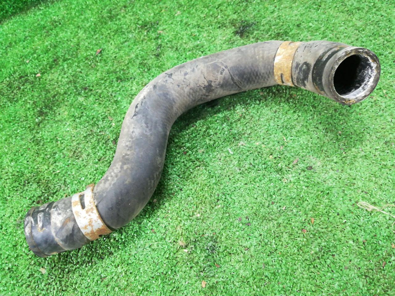 патрубок радиатора Suzuki SX4 1 поколение 2006, 2.0 л., J20A, бензин, АКПП, золотистый, полный привод - фото №1