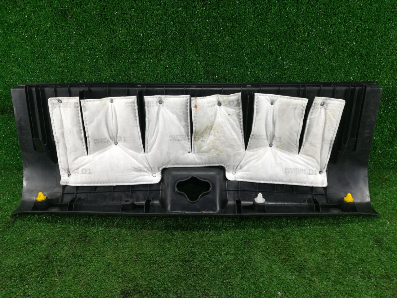 накладка внутренняя на заднюю панель кузова Hyundai Accent 4 поколение (RB) 2017, 1.6 л., G4FD, бензин, АКПП, серый, седан, передний привод, правый руль, 857711R000 - фото №1