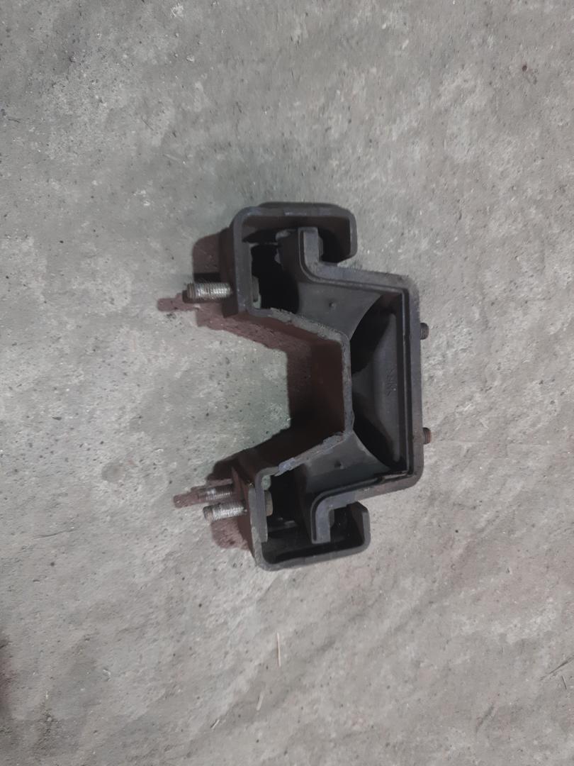 подушка крепления двигателя Suzuki SX4 1 поколение 2006, 2.0 л., J20A, бензин, АКПП, золотистый, полный привод - фото №1