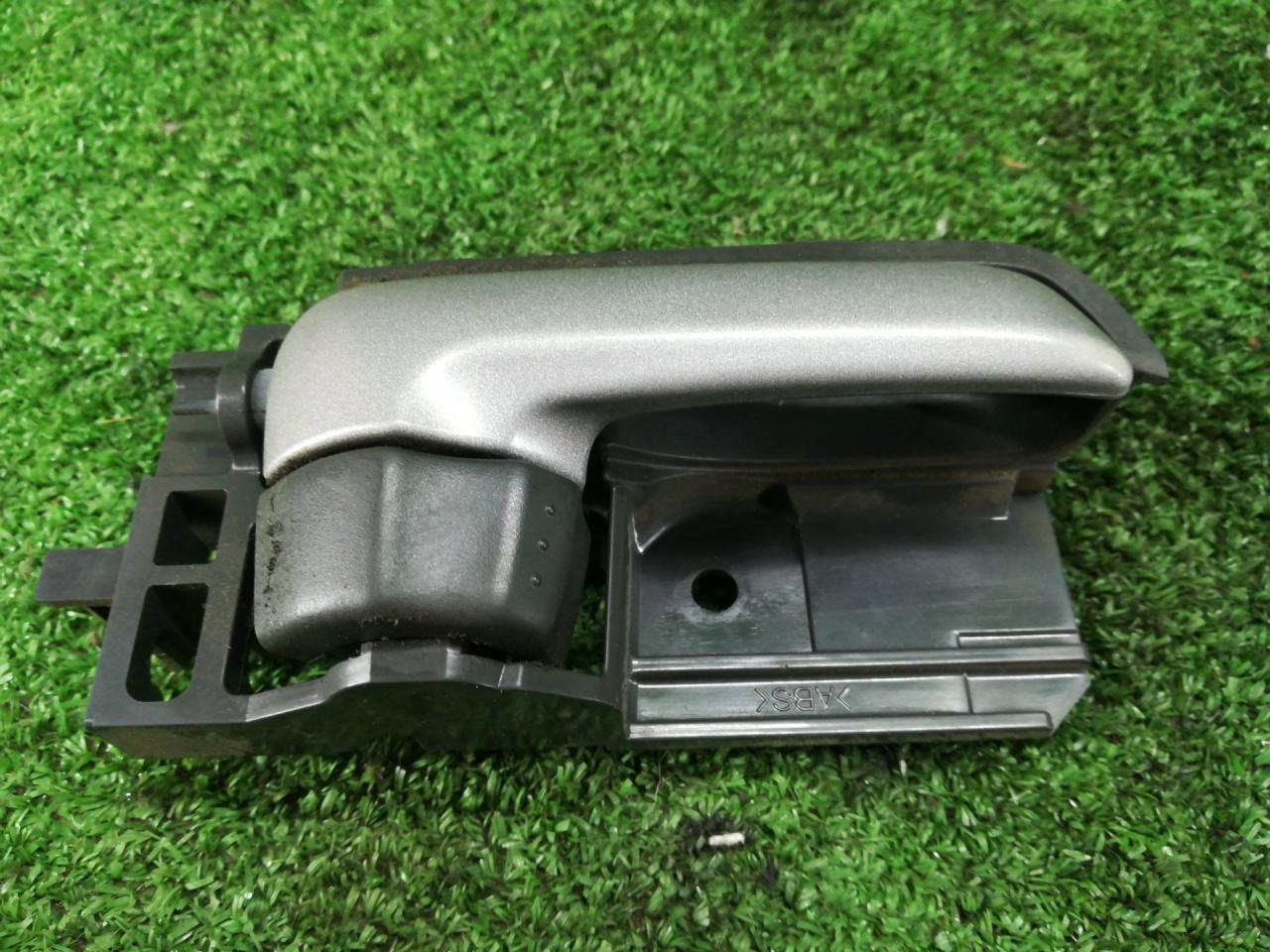 ручка внутренняя передняя правая Suzuki SX4 1 поколение 2006, 2.0 л., J20A, бензин, АКПП, золотистый, полный привод - фото №1