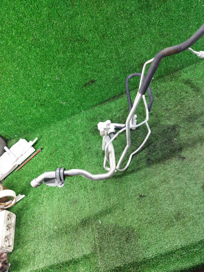 трубка кондиционера Ford Fiesta 6 поколение 2012, 1.6 л., бензин, хетчбэк 5 дв., передний привод - фото №1