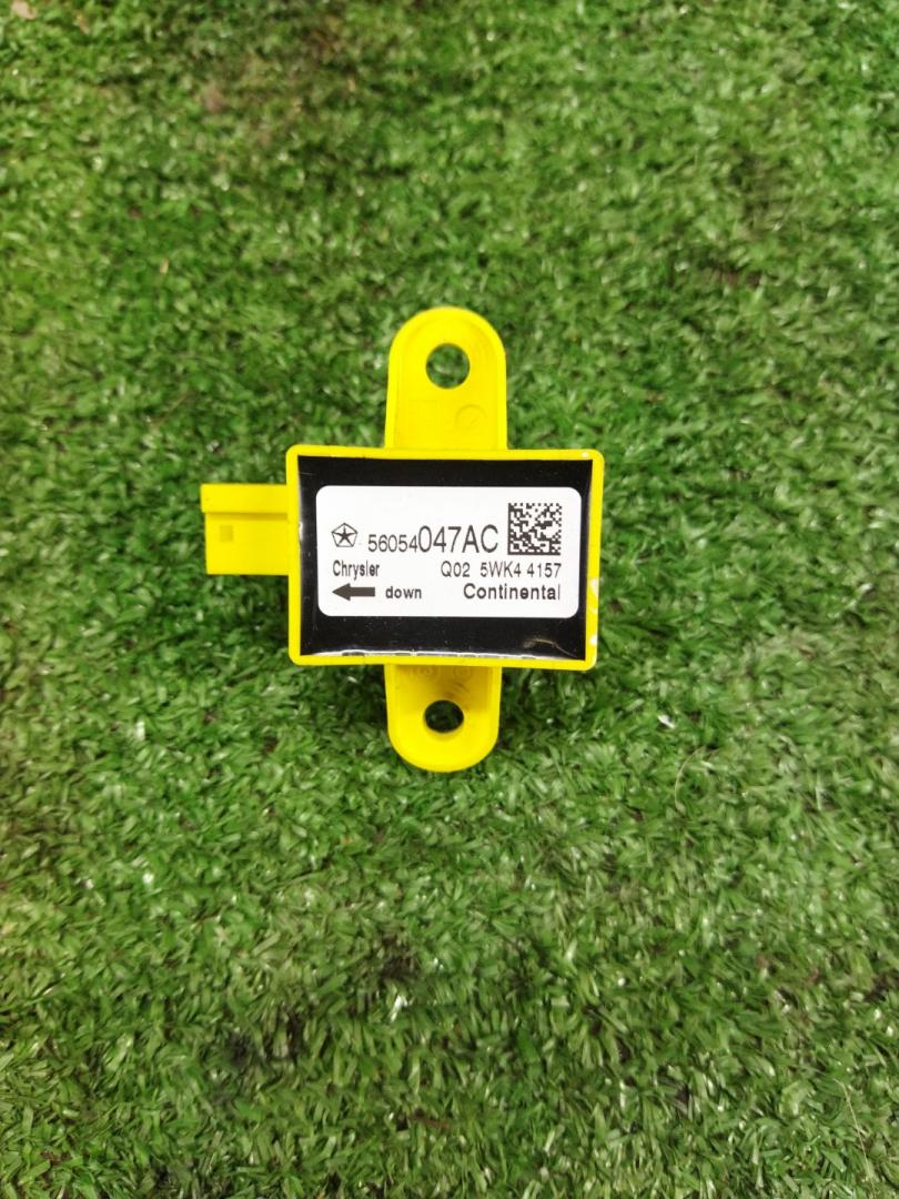 датчик удара Dodge Grand caravan 5 поколение 2010, 3.6 л., бензин, АКПП, минивэн, передний привод, 56054047AC - фото №1