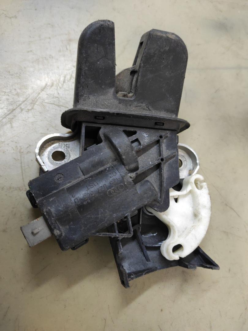 замок багажника Volkswagen Jetta 5 поколение 2006, 2.0 л., бензин, АКПП, седан - фото №1