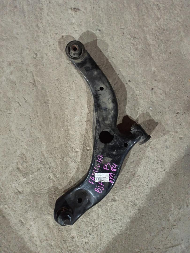 рычаг передний правый Mazda 323 6 поколение 1998, 1.5 л., бензин, АКПП, хетчбэк 5 дв. - фото №1