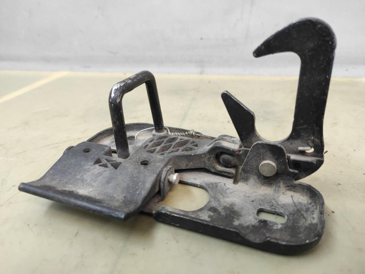 замок капота Volkswagen Touran 1 поколение 2004, 2.0 л., бензин, АКПП, минивэн - фото №1