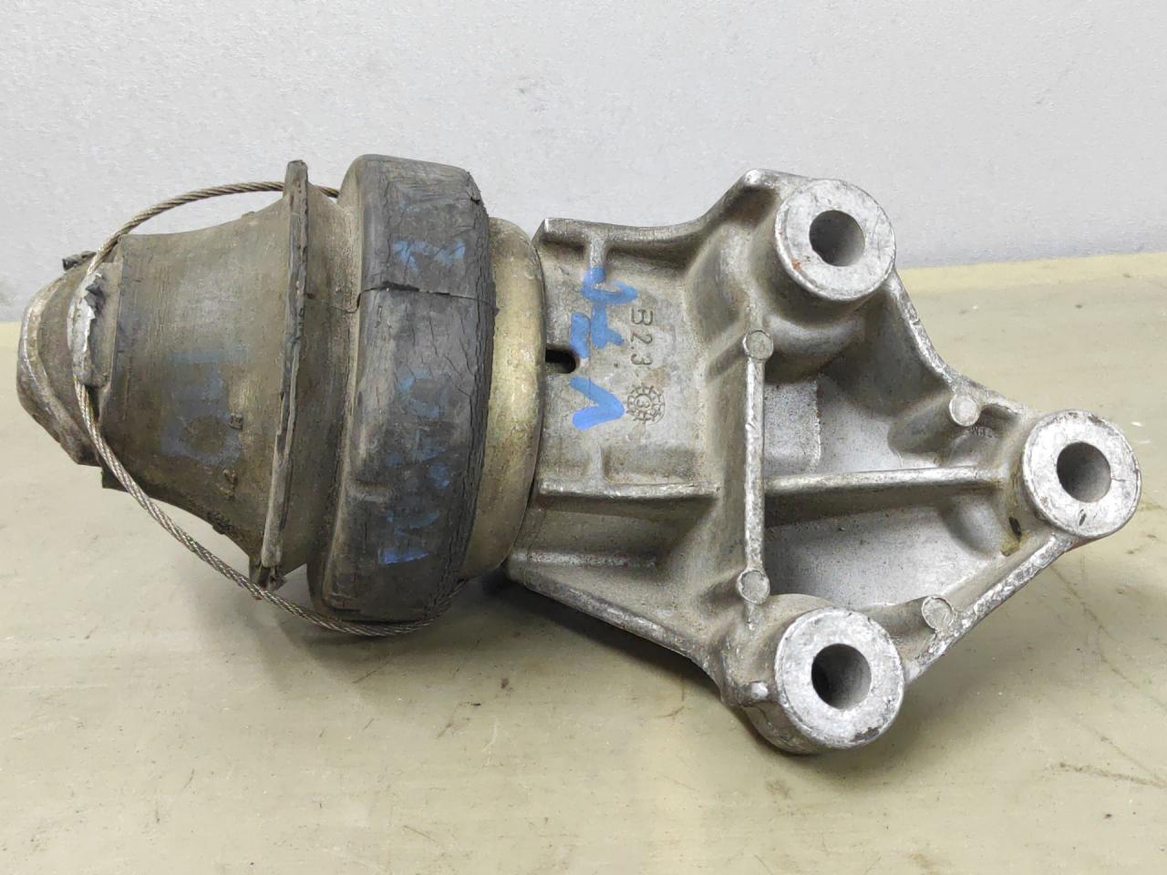 подушка крепления двигателя Volvo V70 2 поколение 2004, 2.4 л., B 5244 S2, бензин, универсал - фото №1