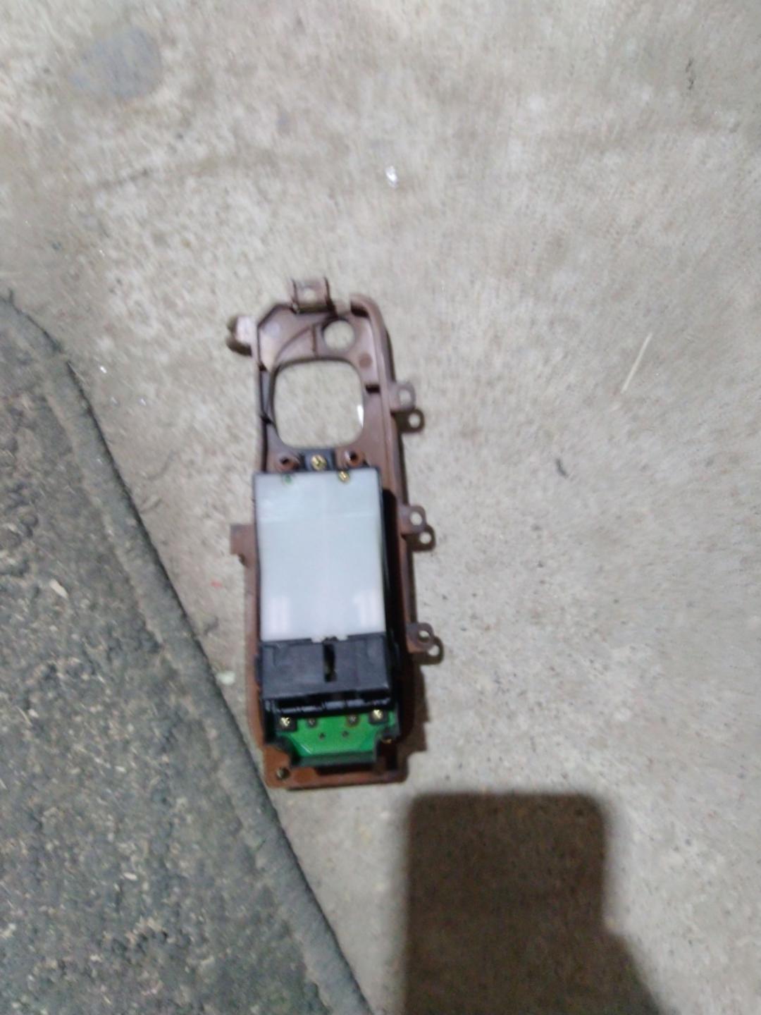 блок управления стеклоподъемниками Mazda Millenia 1 поколение 1998, 2.5 л., бензин, АКПП, белый, седан, правый руль - фото №1