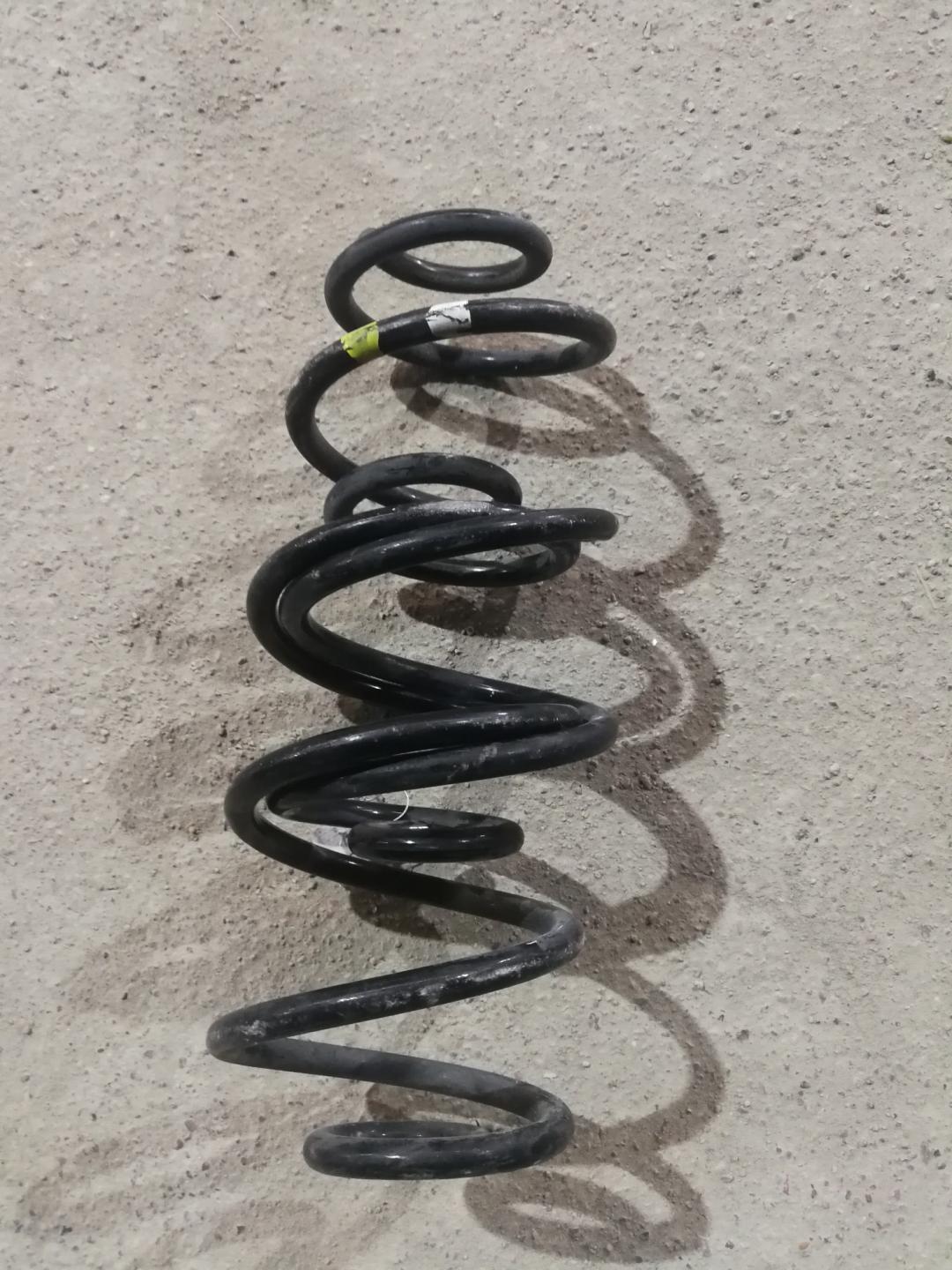 пружина задняя Subaru Legacy 2 поколение 1997, 2.0 л., бензин, АКПП, белый, универсал, правый руль - фото №1